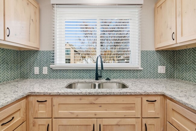 Building Photo - 3 bed/1 bath remodel within walking distance of Brookside