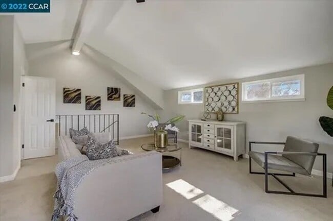 Building Photo - Spacious Single Family Home