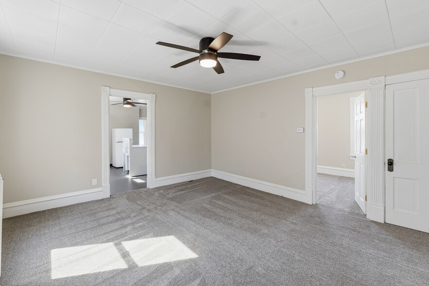 Building Photo - 418 S Spring St