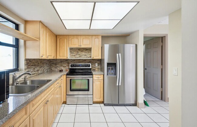 Primary Photo - 206 SE Santa Barbara Pl