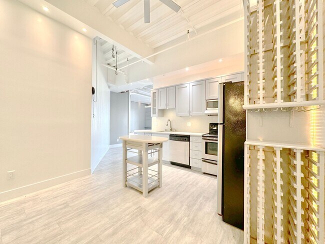 Building Photo - Top floor modern crafted spacious 1 Bed + ...