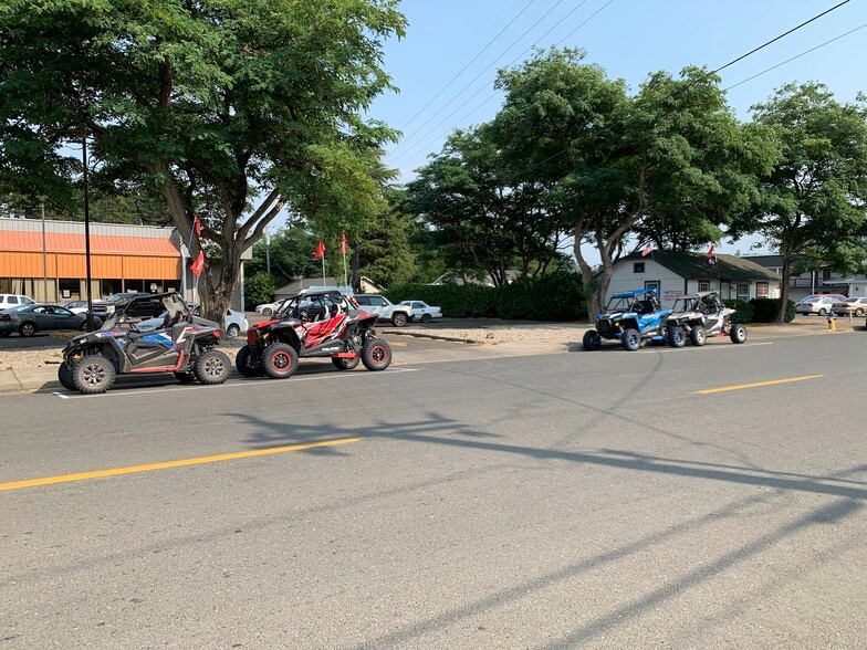 Drive to the sand dunes directly from this home. No trailing needed! - 125 S 8th St