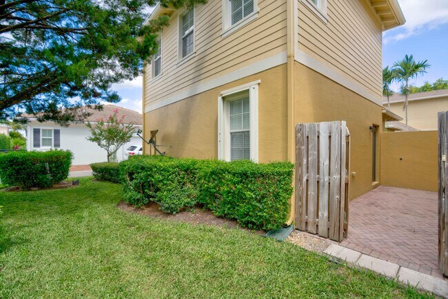 Building Photo - 158 W Thatch Palm Cir