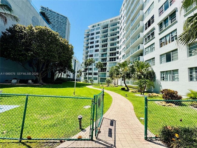 Building Photo - 3301 NE 5th Ave