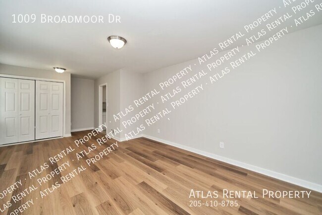 Building Photo - 1009 Broadmoor Dr