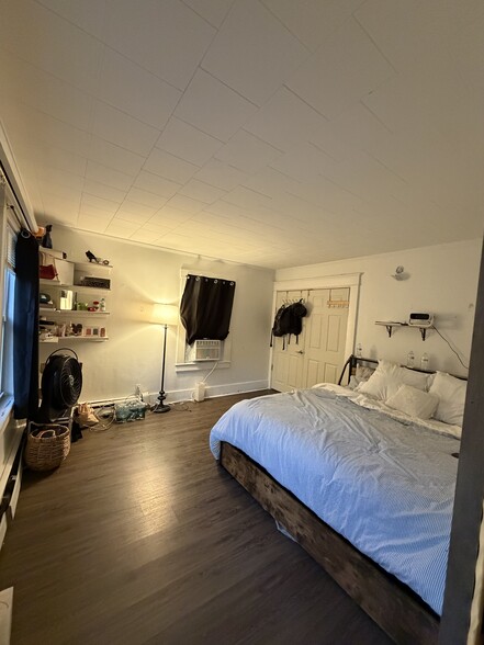 180 square ft room with walk in closet (B3) - 12 Mount Auburn St