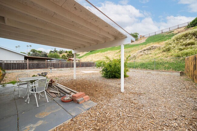 Building Photo - Spacious single family 3 bedroom home now ...