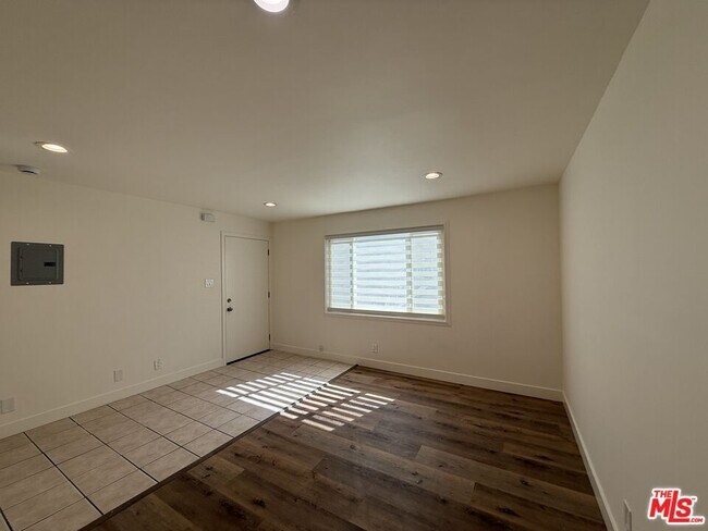 Building Photo - 2400 Vanderbilt Ln