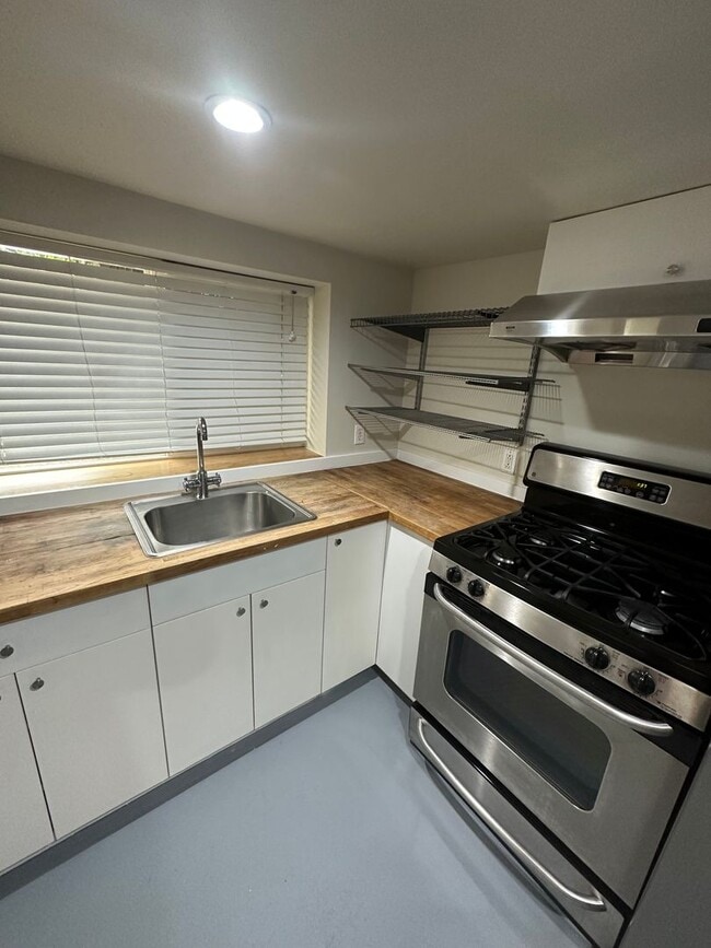 Building Photo - Spacious One Bedroom in Prime Capitol Hill...