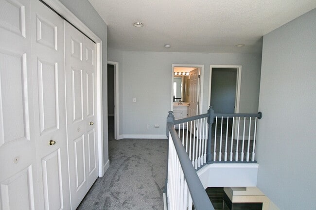 Building Photo - Desired End Unit Townhouse Available!