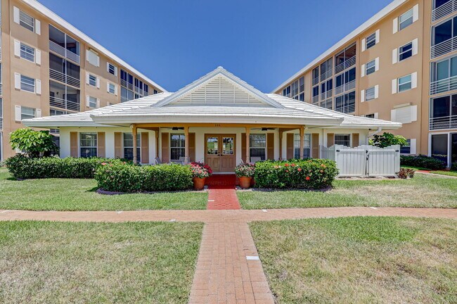 Building Photo - 308 Golfview Rd
