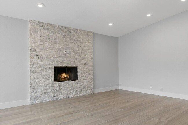 Building Photo - 54140 Avenida Mendoza