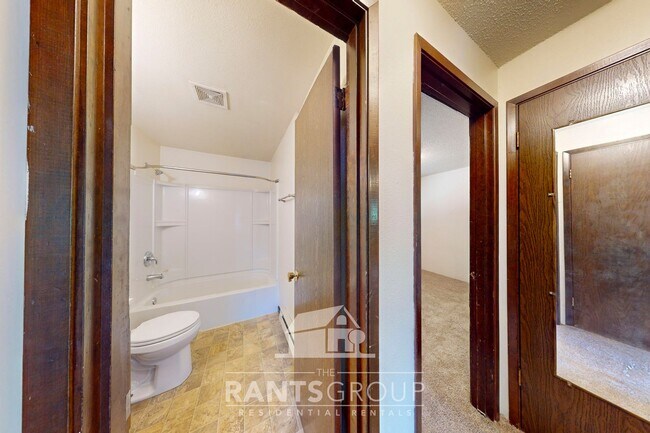 Building Photo - Great Location! Quiet Duplex!