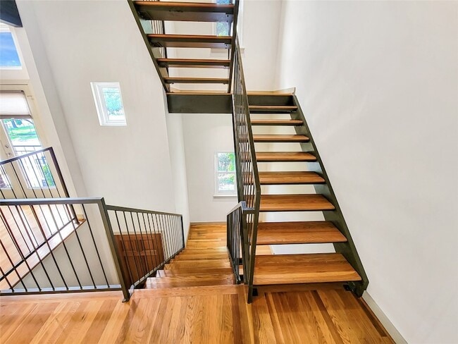 Building Photo - 321 E 20th St