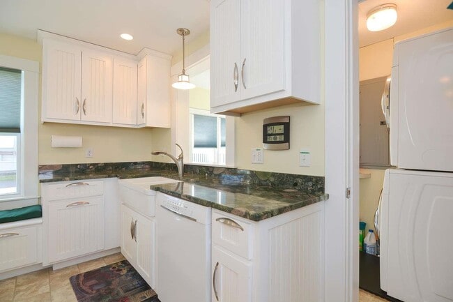 Building Photo - 7 Williams St