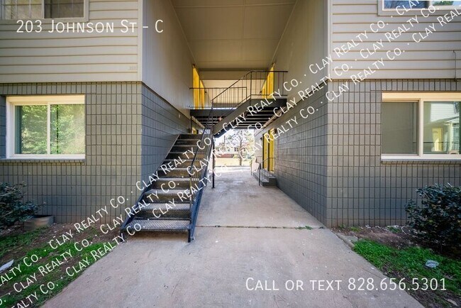Building Photo - 203 Johnson St
