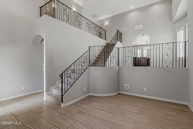 Building Photo - 14293 Meadow Lake Ave