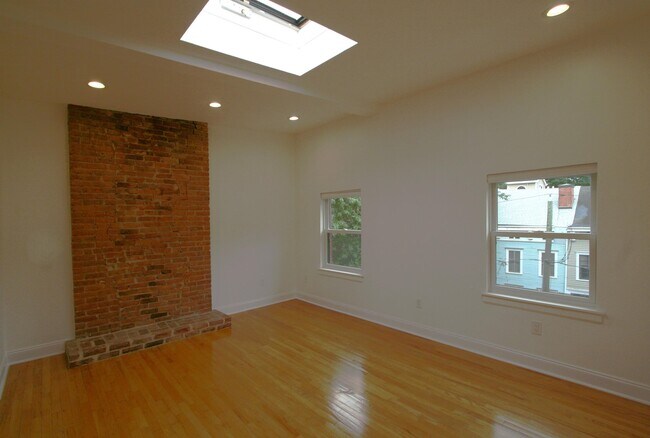 Building Photo - 142 Sussex St