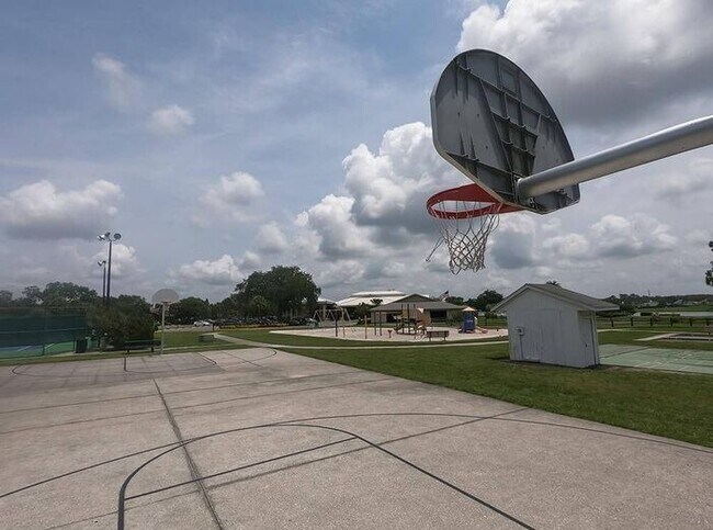 Building Photo - 3 Bed/2 Bath Home with Fenced Yard & Garage / Available Now!