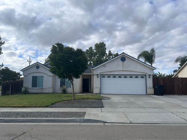 Building Photo - 3 bedroom 2 bath in Lemoore with SOLAR!