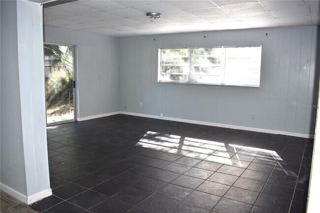 Building Photo - 5920 Riviera Dr