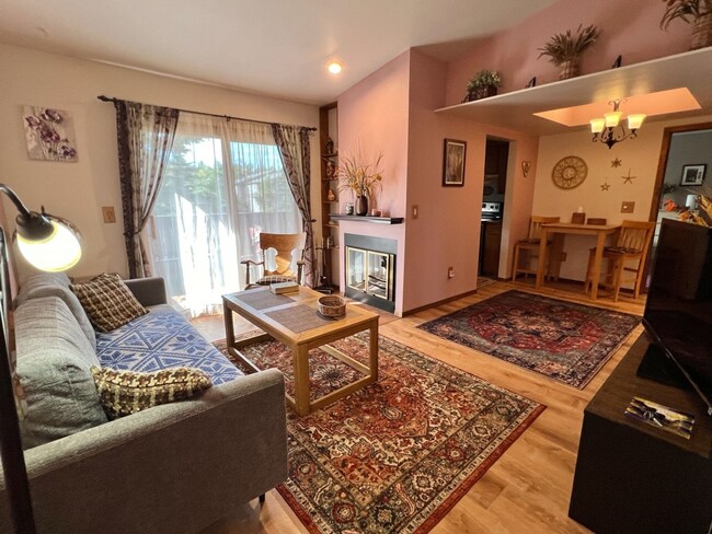 Building Photo - Fully Furnished 2 Bedroom Condo w/ All Uti...