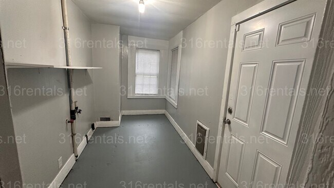 Building Photo - $925 - 2 bed 1 bath - Single Family Home