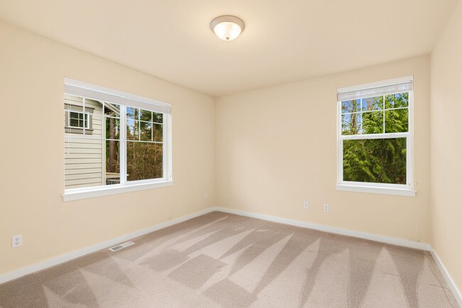 Building Photo - Redmond Grass Lawn Park 4 Bedroom 2.5 Bath...