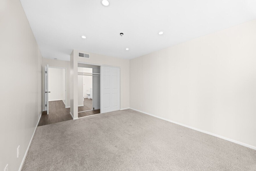 Building Photo - Resort-Style 2-Bed, 2-Bath Condo with Lake...