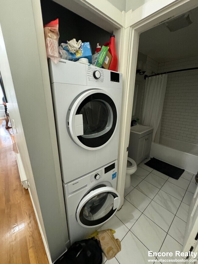 Building Photo - 120 London St