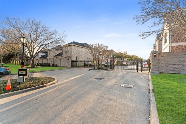 Building Photo - 10106 Holly Chase Dr