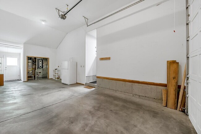 Building Photo - Welcome to your new home, located in Deer Creek, where pets are welcome.