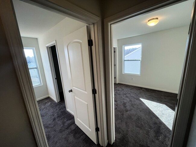 Building Photo - Beautiful 3 bedroom, 2 1/2 bathroom home i...