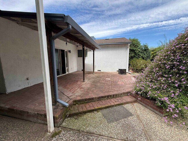 Building Photo - Great 3 Bedroom Walking Distance to American River