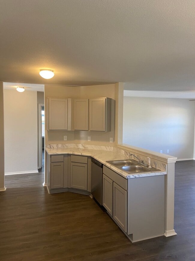 Building Photo - Pre-Leasing Now: Comfortable 3-Bedroom, 2-Bath Duplex in Fairview Haven