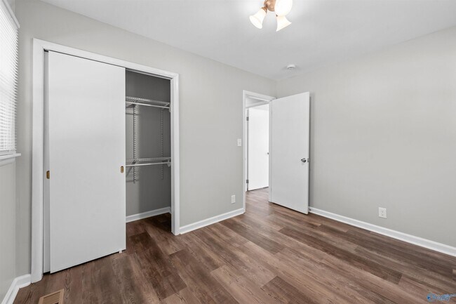 Building Photo - 1007 Heard Ct SE