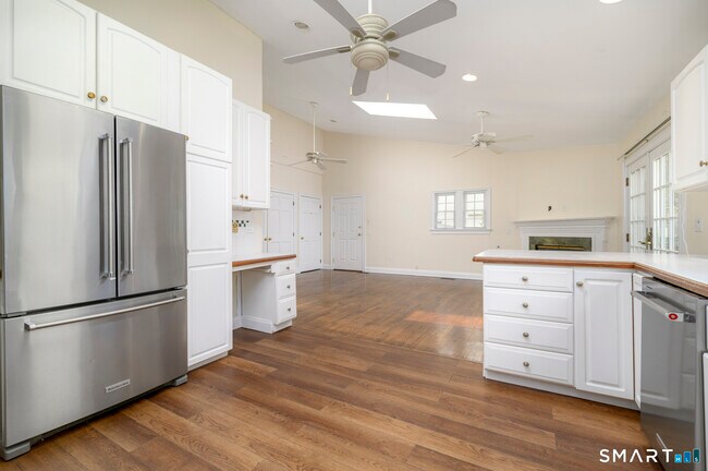 Building Photo - 18 Elm Tree Pl