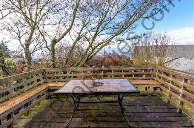 Building Photo - 4 bedroom 2.5 bathroom Home