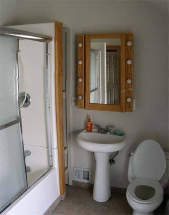 bathroom 2 with bath tub - 529 Elizabeth St