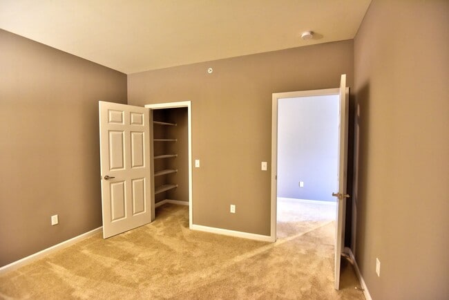 Building Photo - Second Floor Front View 2 Bedroom in a Gated Community!