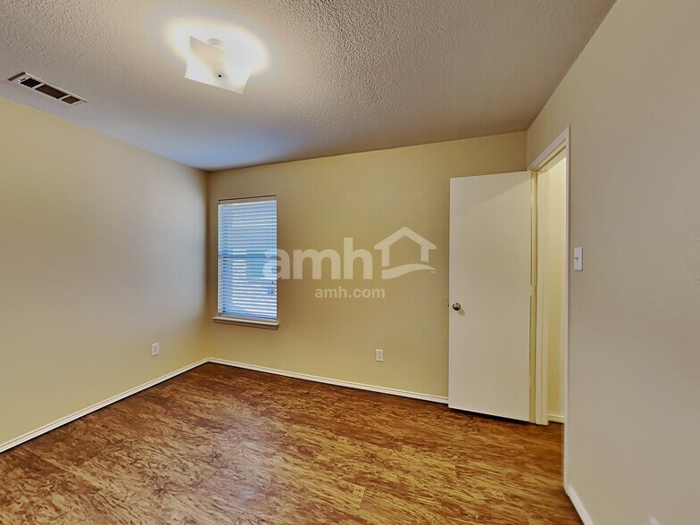 Building Photo - 7232 Lindentree Ln