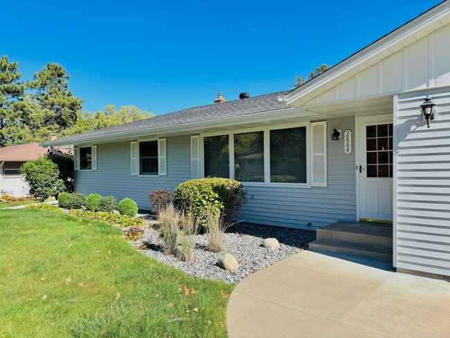 Building Photo - Sprawling 3bedroom 2bath Home in Roseville...
