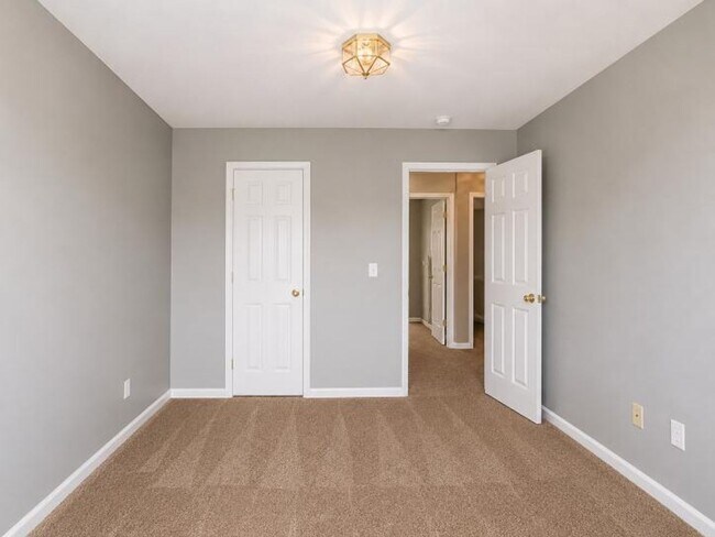 Building Photo - 208 Ruf Dr