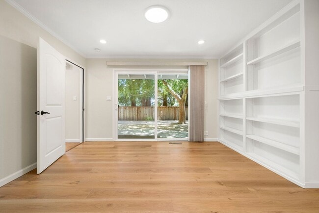 Building Photo - Spacious Menlo Park Retreat with 6 Bedroom...