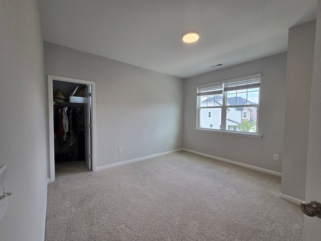 Building Photo - 5 Bedrooms! Stunning 5BR/4BA North Ridge P...