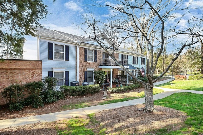 Building Photo - Spacious 2BR/2BA Condo in Prime South Charlotte Location!