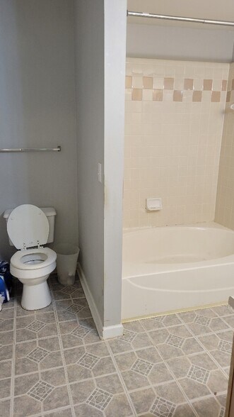 Building Photo - 700 Daniel Ellis Dr