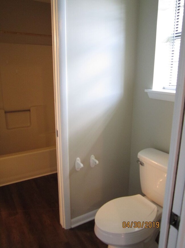 Building Photo - Sellers Court in Level Plains!  Freshly Pa...
