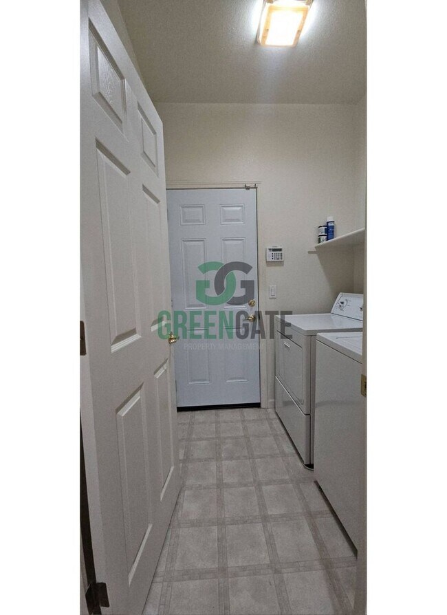 Building Photo - Available Now! 3 Bedroom 2 Bath Spacious Home in Tracy!!