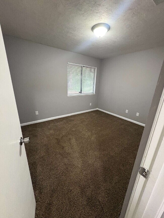 Building Photo - Recently Remodeled 2 Bedroom 1 Bathroom Duplex!
